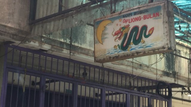 Toko kopi Liong di Pabaton Bogor yang tutup. (Foto: Dwi Herlambang/kumparan)