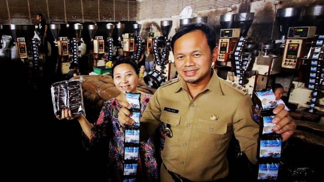 Bima Arya menyambangi pabrik kopi Liong. (Foto: Instagram : @bimaaryasugiarto)