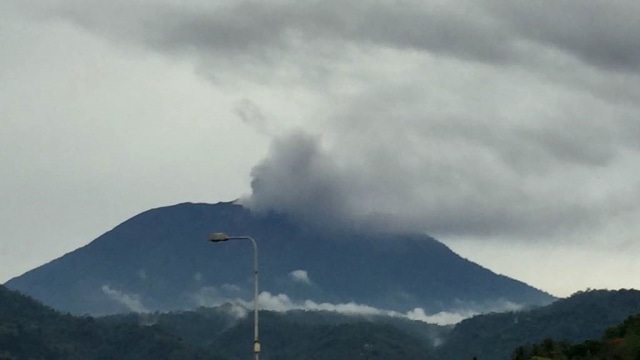 Gunung Agung di Karangasem Bali meletus  (Foto: Twitter/@Sutopo_BNPB)