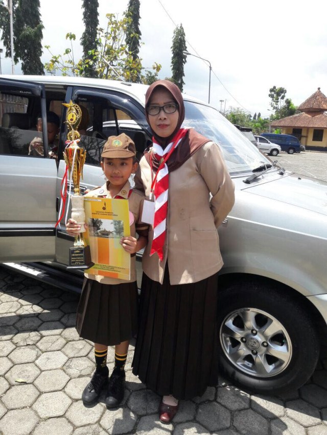 Feni dan Pialanya bersama Kepala Sekolah (Foto: Ismawarti)