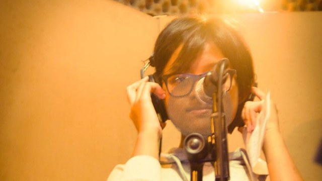 Zarene saat rekaman studio (Foto: Dok. Senninha Zarene Saraswati )