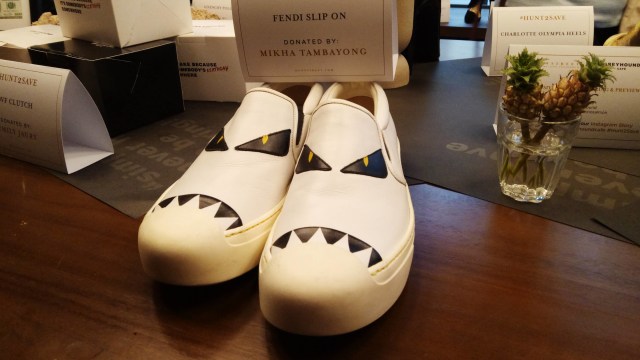 Sepatu merk Fendi yang didonasikan Mikha Tambayong (Foto: D.N. Mustikasari/kumparan)