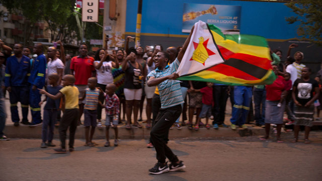 Warga Zimbabwe Rayakan Mundurnya Mugabe (Foto: Reuters)