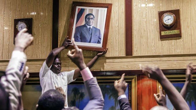Warga Zimbabwe Rayakan Mundurnya Mugabe (Foto: AFP PHOTO / Jekesai NJIKIZANA)