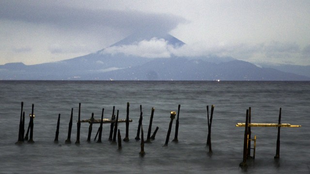 Gunung Agung Meletus (Foto: Ahmad Subaidi/Antara)