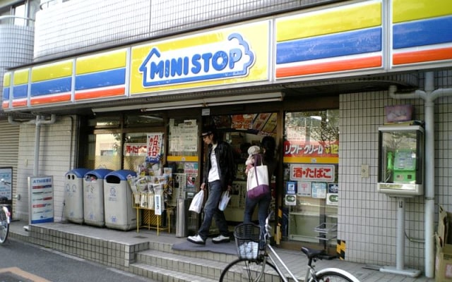 Minimarket di Jepang Setop Jualan Majalah Porno