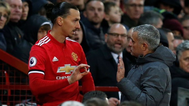 Ibrahimovic tengah berdiskusi dengan Mourinho. (Foto: REUTERS/Andrew Yates)