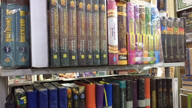 Buku- buku yang dijual di toko Atlantis. (Foto: Tisiana Triwina/kumparan)