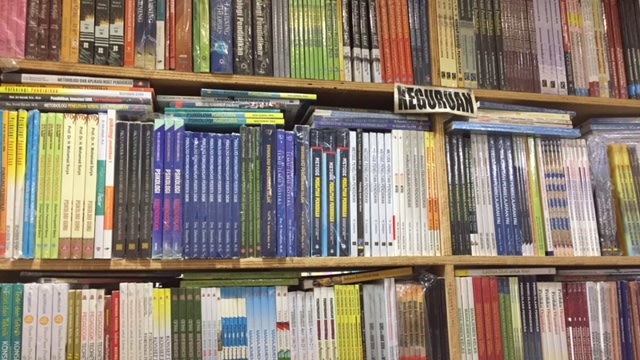 Buku yang dijual di Bursa Buku Kwitang. (Foto: Tisiana Triwina/kumparan)