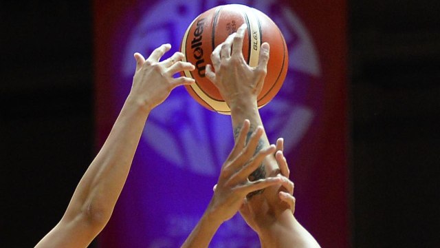Ilustrasi pertandingan basket. (Foto: MOHD FYROL / AFP)