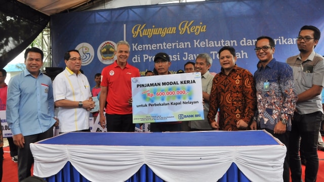 Bantuan Alat Tangkap ke Nelayan Rembang (Foto: Dok. KKP)