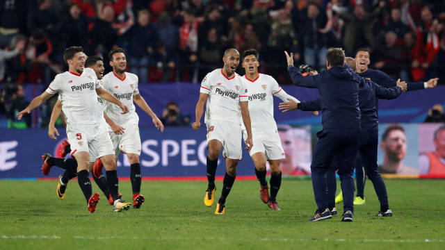 Para pemain Sevilla usai menahan imbang Liverpool. (Foto: Reuters/Matthew Childs)