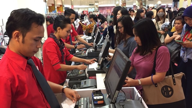 Masyarakat mengantre di kasir sebuah pusat perbelanjaan, menunjukkan pulihnya minat belanja. Foto: Mirsan/kumparan