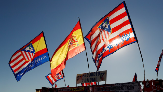 Bendera Atletico Madrid berkibar. (Foto: REUTERS/Paul Hanna)
