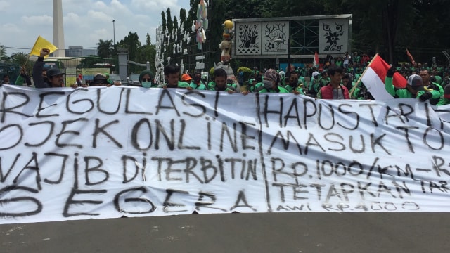 Demo ojek online di depan Istana Negara (Foto: Bianda Ludwianto/kumparan)