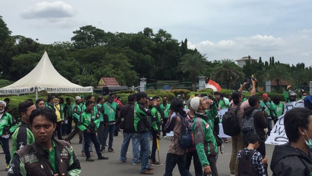 Demo ojek online di depan Istana Negara (Foto: Bianda Ludwianto/kumparan)