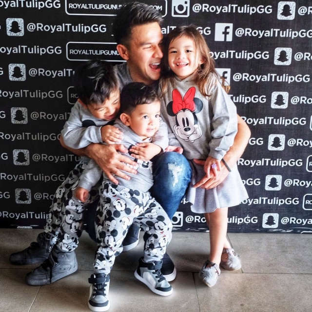 Jonathan Frizzy dan anak-anaknya (Foto: Instagram @ijonkfrizzy)