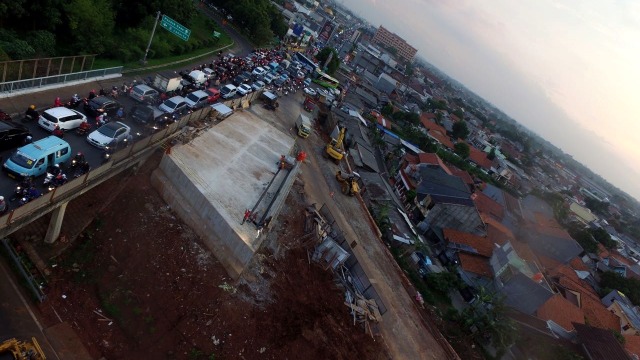 Pemasangan girder di Jalan Tol Jakarta-Cikampek (Foto: Dok.Jasa Marga)
