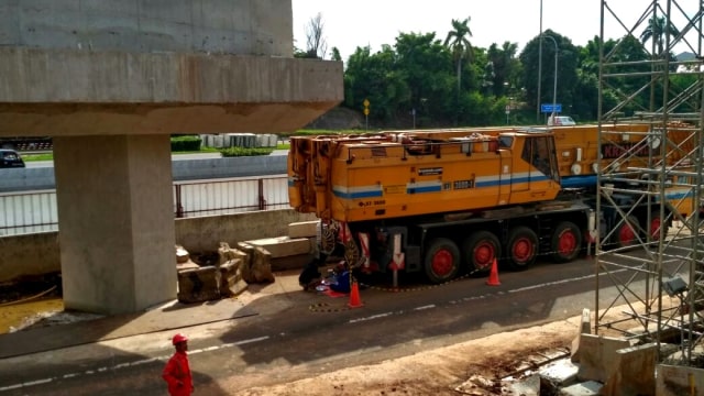 Pemasangan girder di Jalan Tol Jakarta-Cikampek (Foto: Dok.Jasa Marga)