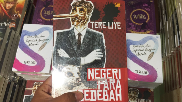 Buku-buku Tere Liye. (Foto:  Dwi Herlambang Ade Putra/kumparan)