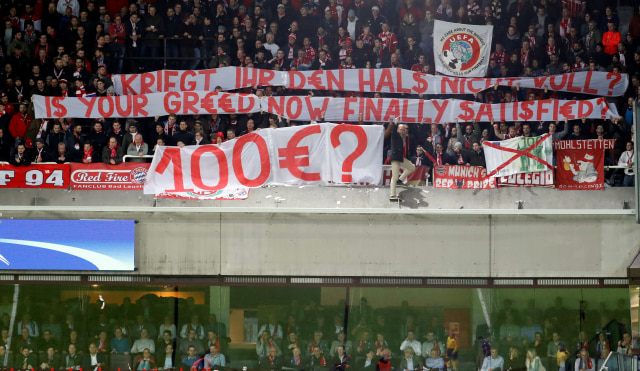 Protes pendukung Bayern. (Foto: REUTERS/Yves Herman)