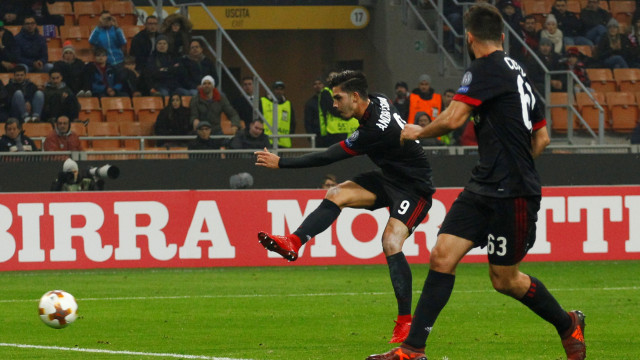 Andre Silva mencetak gol pertama Milan. (Foto: Reuters/Alessandro Garofalo)