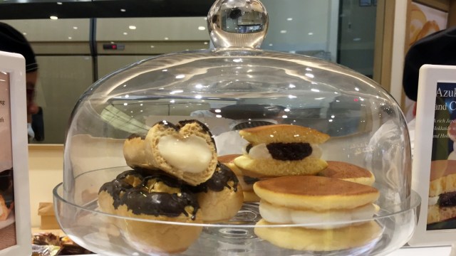 Custard eclair dan dorayaki (Foto:  Kartika Pamujiningtyas/kumparan)