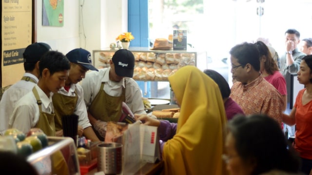 Suasana Kedai Roti Nogat di saat ramai (Foto: Intan Alfitry Novian/kumparan)