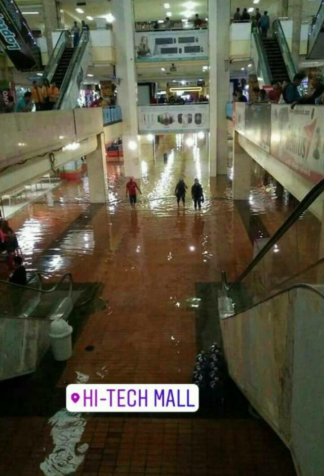 Banjir di Surabaya  (Foto: Facebook/@E100)
