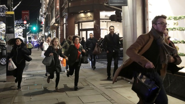 Warga berlarian di jalanan Oxford, Inggris. (Foto: REUTERS/Simon Dawson)