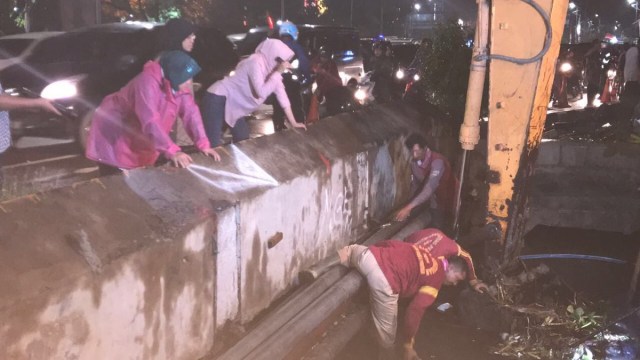 Tri Risma mengcek banjir di Surabaya. (Foto: Twitter/BanggaSurabaya)