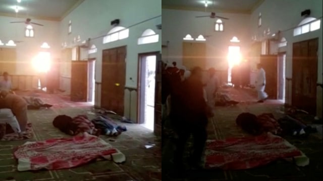 Situasi di dalam masjid  Al Rawdah, Mesir. (Foto: REUTERS TV/ via REUTERS)