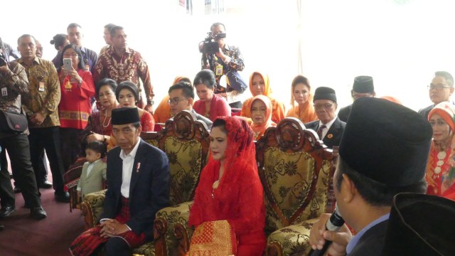 Jokowi dan Istri ikuti upacara adat Mandailing (Foto: Yudhistira Amran Saleh/kumparan)