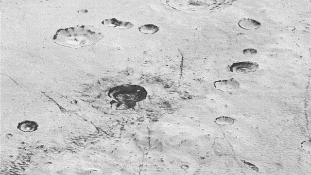 Kawah es di planet Pluto. (Foto: NASA)