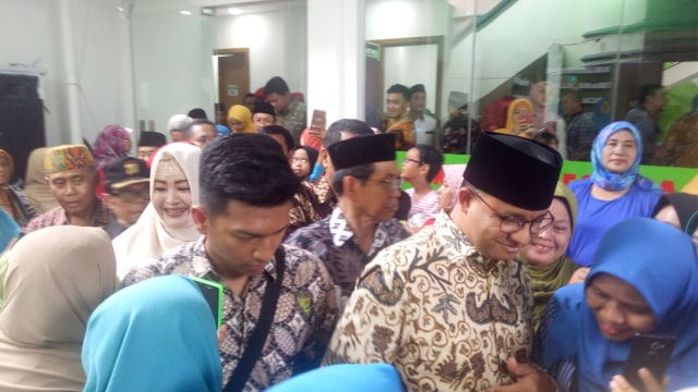 Anies dan Fahira di Jagakarsa. (Foto: Johanes Hutabarat/kumparan)