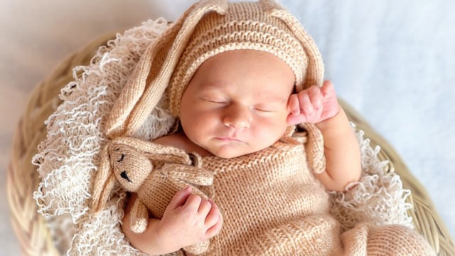 Bayi tidur pulas dipijat dengan minyak kelapa. (Foto: Pixabay)