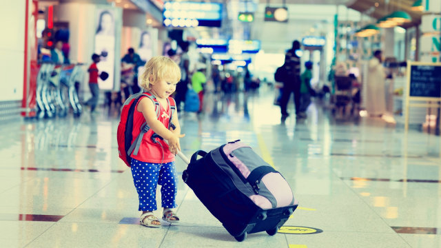 Anak kecil yang membawa koper (Foto: Thinkstock)