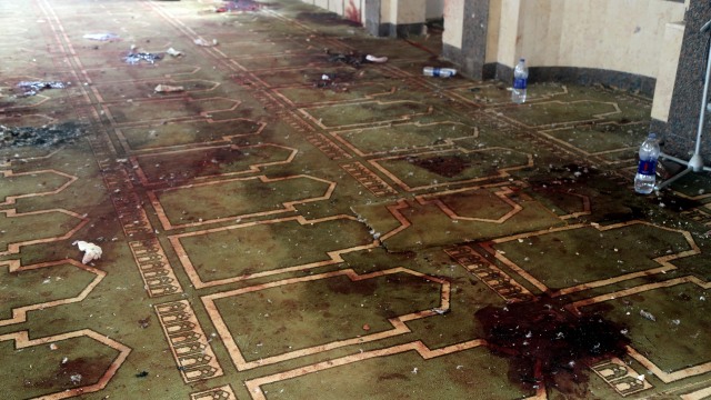 Kondisi dalam masjid setelah serangan. (Foto: REUTERS/Mohamed Soliman)