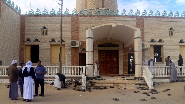 Masjid Al Rawda sehari setelah serangan teror. (Foto: REUTERS/Mohamed Soliman)
