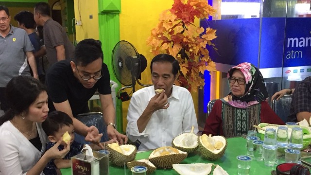 Jokowi dan keluarga makan durian di Duren Ucok Foto: Yudhistira Amran Saleh/kumparan