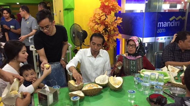 Jokowi dan keluarga makan durian di Duren Ucok (Foto: Yudhistira Amran Saleh/kumparan)