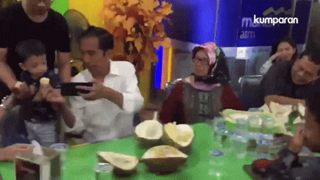 Jokowi ngevlog saat makan durian di Duren Ucok (Foto: Yudhistira Amran Saleh/kumparan)