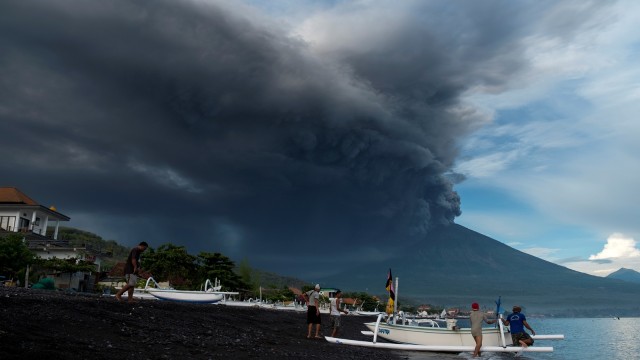 Erupsi Gunung Agung pada Minggu (26/11) pagi (Foto: REUTERS/Petra Simkova)