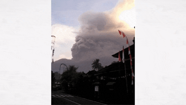 Erupsi di Gunung Agung hari Minggu (26/11) pagi (Foto: Dok. Sutopo BNPB)