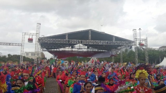 Tari kolosal yang diikuti 8000 penari (Foto: Rizki Mubarok/kumparan)