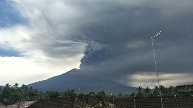 Erupsi Gunung Agung hari Minggu (26/11) pagi  (Foto: Twitter @Sutopo_BNPB)
