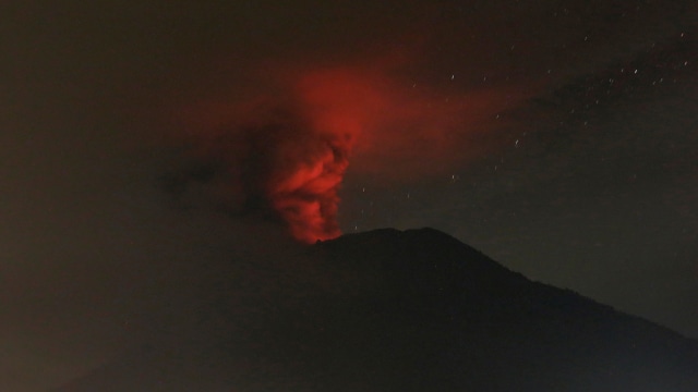 Erupsi Gunung Agung pada Minggu (26/11) pagi (Foto: REUTERS/Johannes P. Christo)