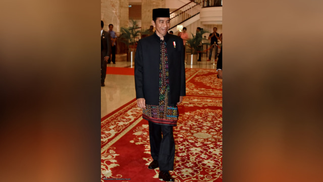 Presiden Joko Widodo menggunakan baju Ulos (Foto: Agus Suparto/Presidential Palace)