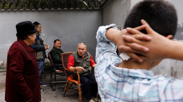 Mencukur dan membersihkan mata di China (Foto: Reuters/Tyrone Siu)