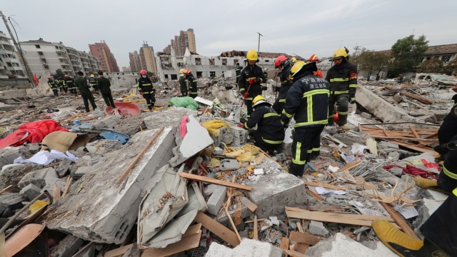 Tim penyelamat di lokasi ledakan di Ningbo, China (Foto: REUTERS/Stringer ATTENTION EDITORS)
